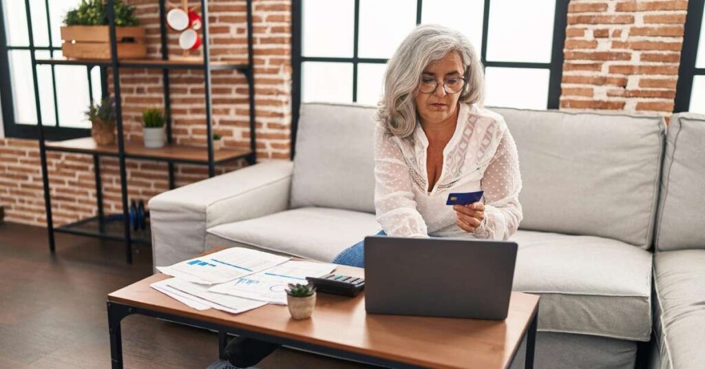 Pessoas planejando suas finanças para aposentadoria em um ambiente de escritório