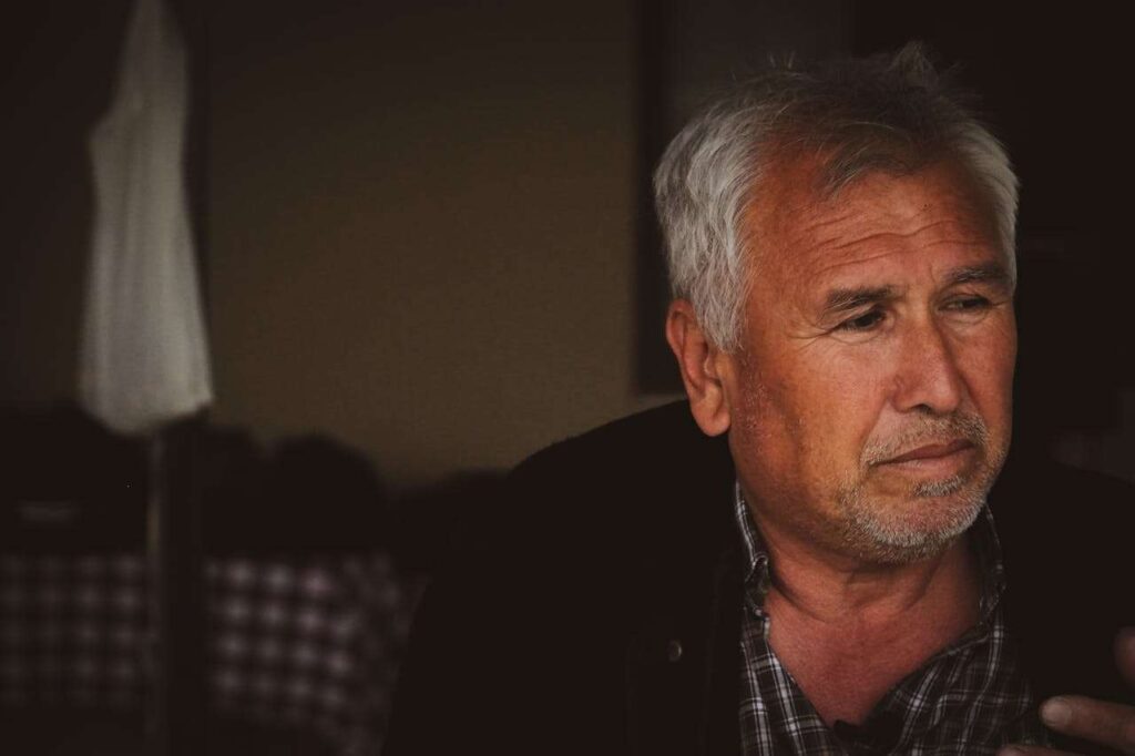 Viúvos com demência discutindo herança em um cartório