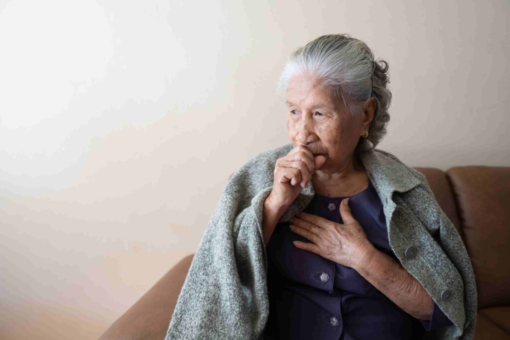 Imagem representativa da pneumonia em idosos, mostrando um idoso recebendo cuidados médicos.