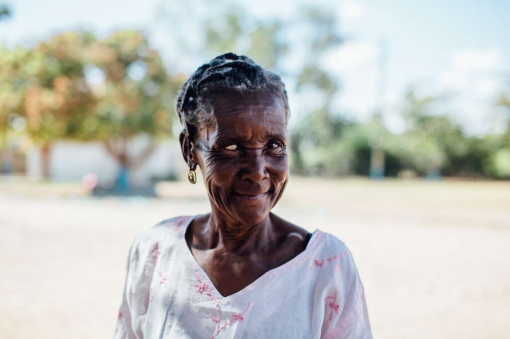 Mulheres idosas de cor preta e parda em um ambiente comunitário, simbolizando a pesquisa sobre velhices e vulnerabilidades sociais.